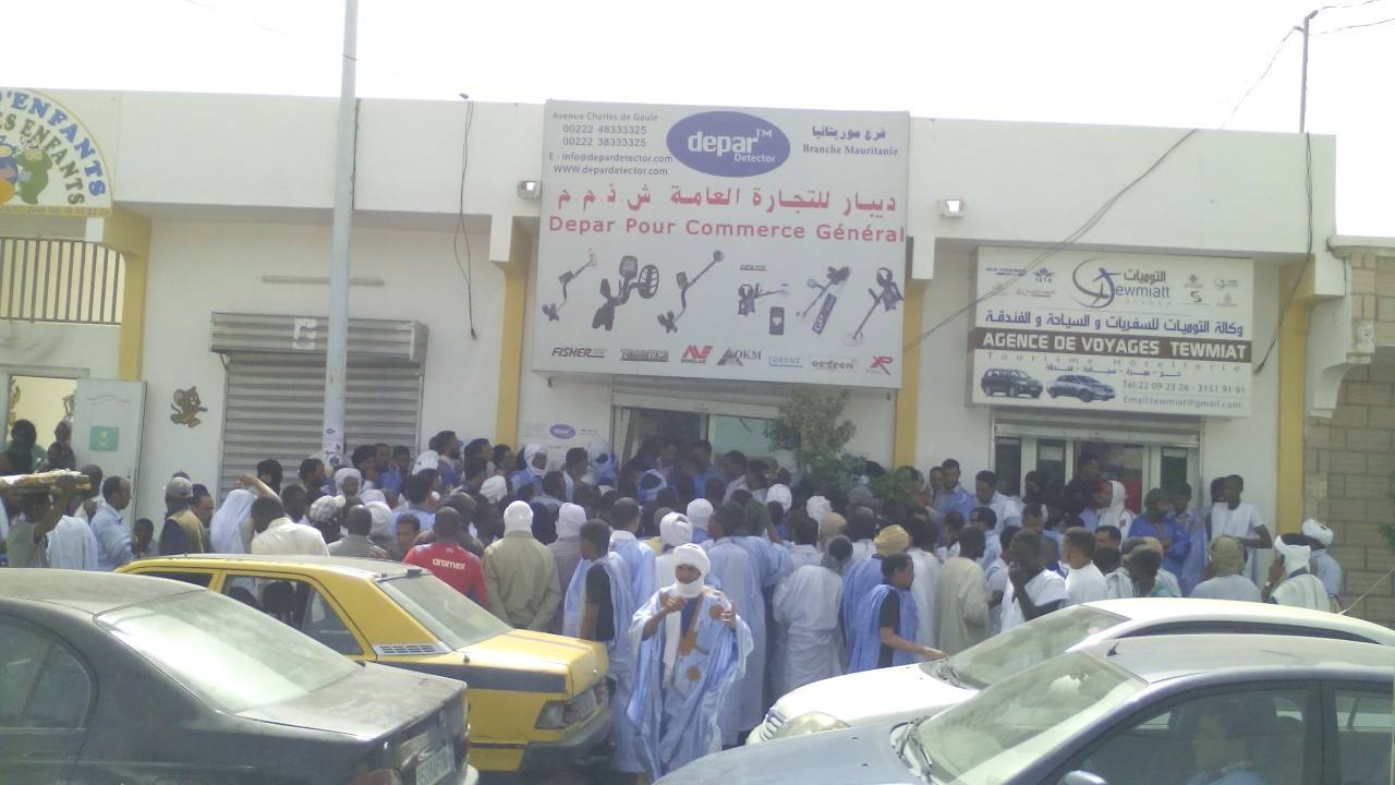 العشرات أمام مكان بيع الأجهزة في نواكشوط (سعرها وصل مليون وأكثر من نص المليون)
