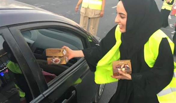 أصغر وزيرة في العالم توزع وجبات الإفطار بنفسها على السائقين