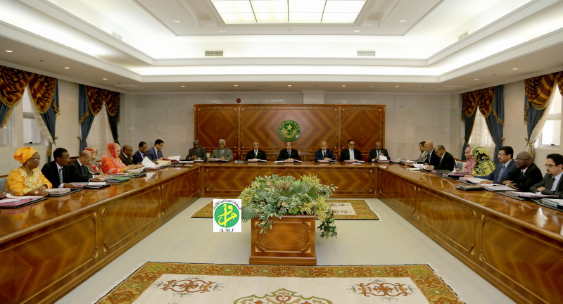 ولد عبد العزيز يجتمع بوزرائه والتحضير جار لبيان بتهنئته والشعب