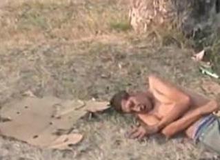 صحفية تجري مقابلة مع رجل يحتضر