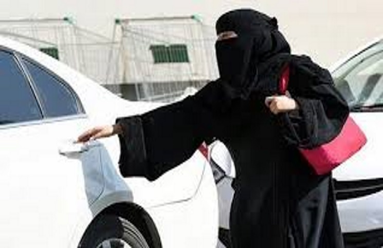 سائق باكستاني يتزوّج كفيلته السعودية ويطالب بملايين الريالات من ثروتها