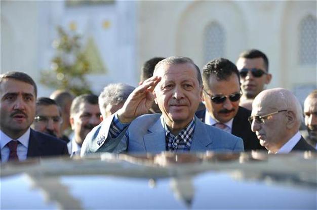 بالفيديو.. أردوغان يفقد الوعي أثناء صلاة العيد