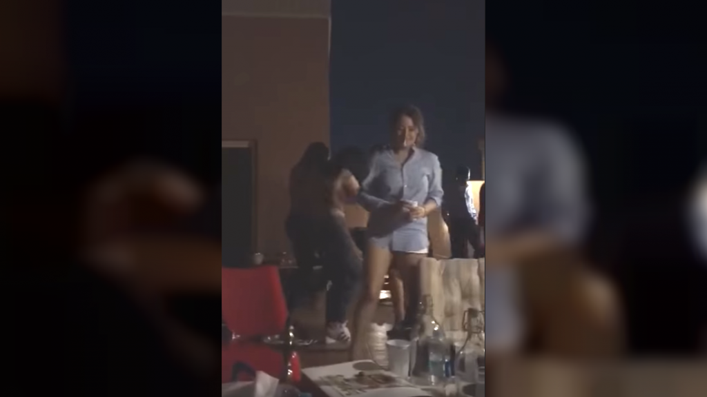 في تدخل للشرطة : كحول وملابس خليعة في حفلة بجدة -فيديو