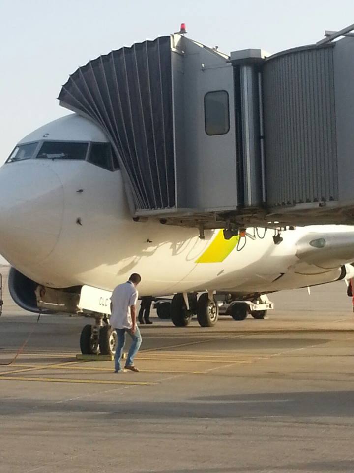 غبار يلازم حركة هبوط الطائرة بالمطار يطرح عدة تساؤلات