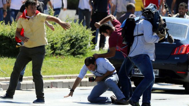 السلطات التركية اعتقلت أو أقالت أو أجرت تحقيقا مع أكثر من 60 ألف شخص