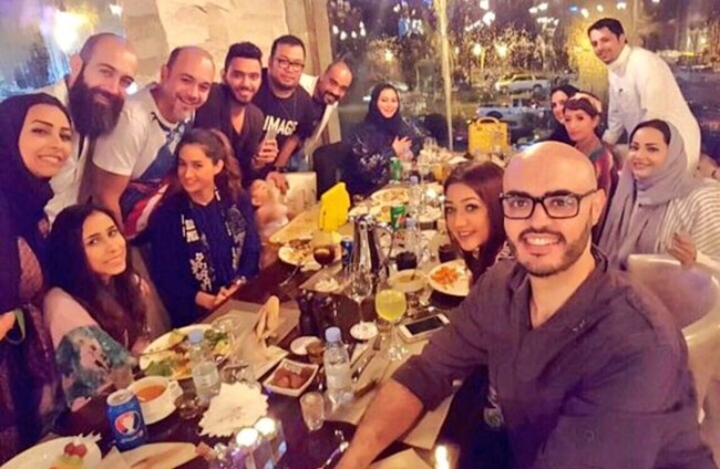 إفطار مختلط في جدة يُثير الجدل على "تويتر"