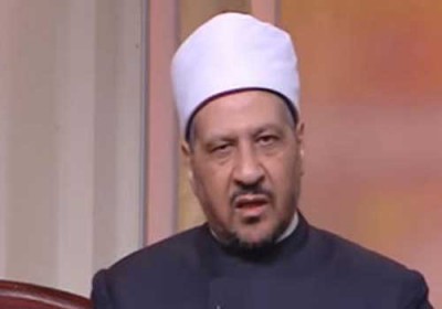 مستشار مفتي مصر: صلاة المرأة لجانب الرجل ليست باطلة 