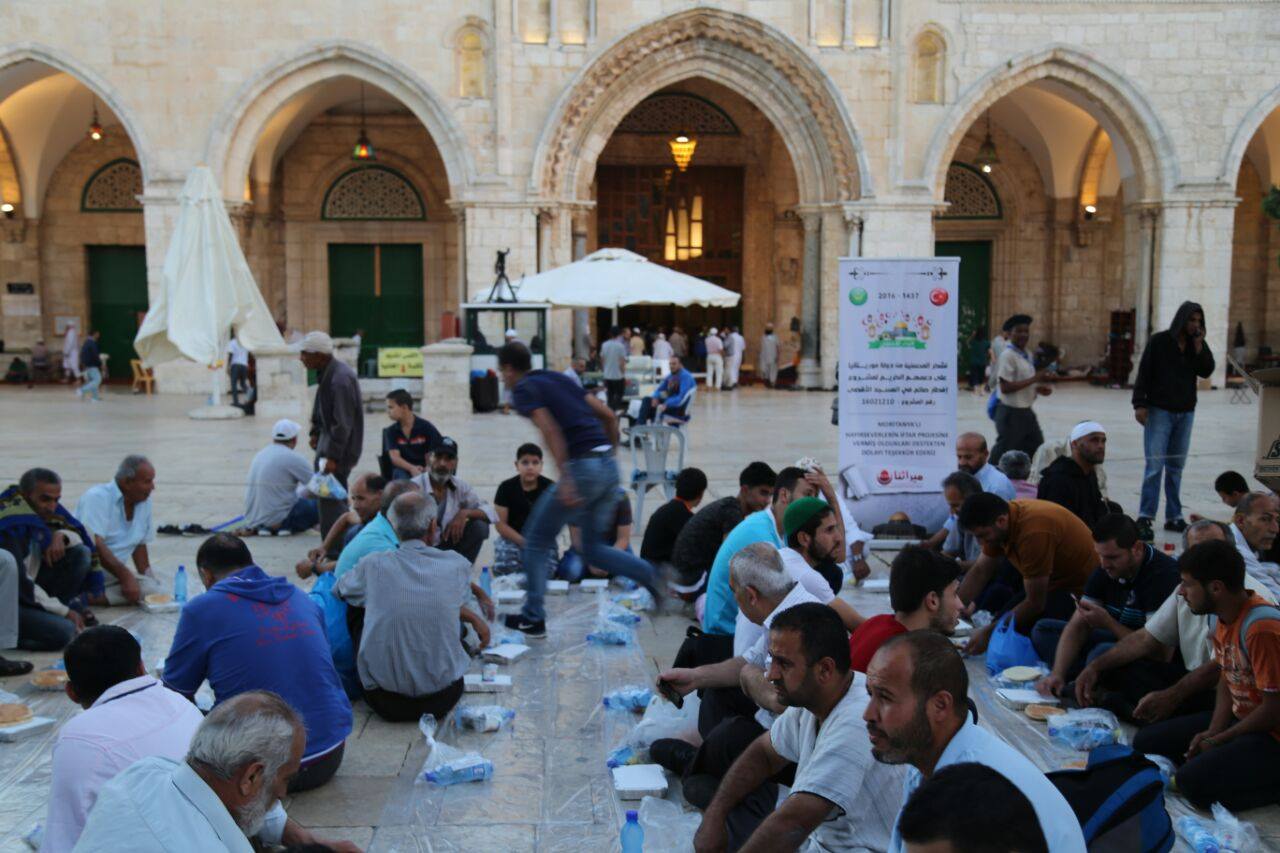 ضيوف الأقصى يفطرون في آخر أيام رمضان على مائدة الرباط 