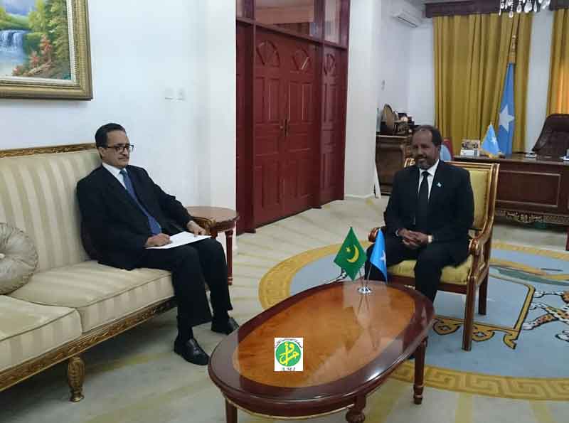 رئيس الصومال أثناء استقباله لوزير الخارجية الموريتانية
