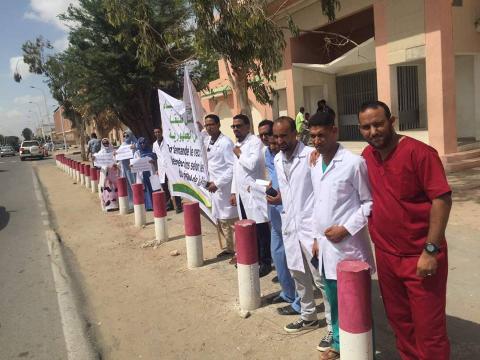 الأطباء العامون العاطلون عن العمل يحتجون أمام القصر (صور)