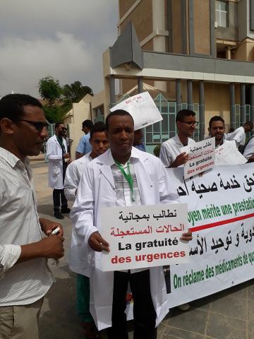 أكثر من مائتي طبيب يتظاهرون رفضا لواقع الصحة بالبلد
