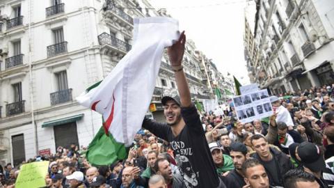 أثار الإفراج عن الناشطين النقاش حول دواعي استخدام السلطات المتشدد للحبس المؤقت (فرانس برس)