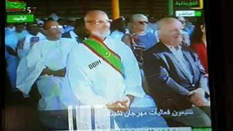 نائب معارض يتوشح بالعلم الجديد في حضرة الرئيس