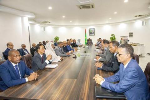 الوزير الأول يترأس اجتماعا بطواقم الوزارة الأولى