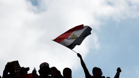مصر.. إقالة لواء ركل عاملا وصفعه