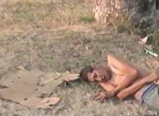 صحفية تجري مقابلة مع رجل يحتضر