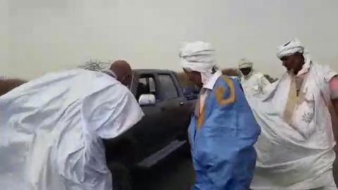 أطر حاضرة "ويزن" يستقبلون ولد عبد العزيز في مسيرة بالسيارات (صور)