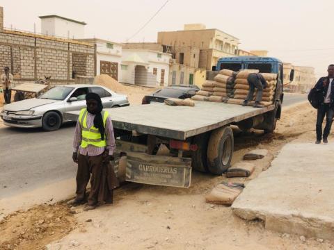 صور مرفقة توضح اجراءات وعملية إعادة تأهيل المقطع الطرقي .