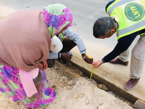 صور مرفقة توضح اجراءات وعملية إعادة تأهيل المقطع الطرقي .