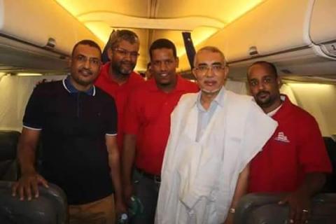 صورة تذكارية لثلاثة شبان من أبرز مهندسي مطار أم التونسي