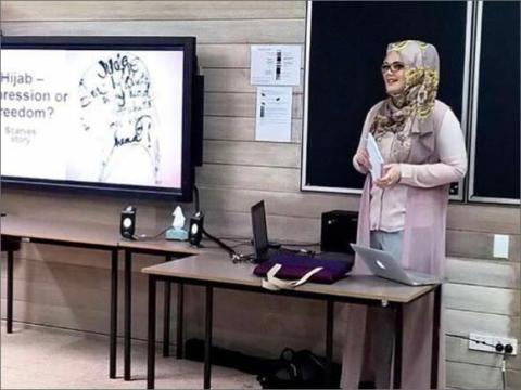 رايس أثناء تقديمها محاضرة في أستراليا عن الحجاب (الجزيرة نت)