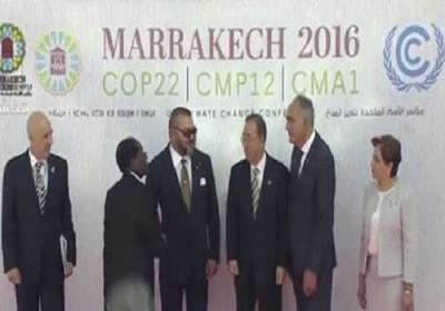 توتر في لقاء العاهل المغربي ورئيس زيمبابوي (الفيديو)