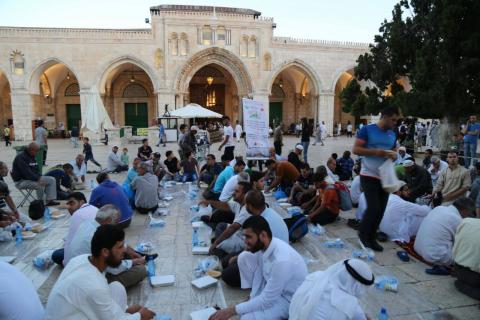 ضيوف الأقصى يفطرون في آخر أيام رمضان على مائدة الرباط