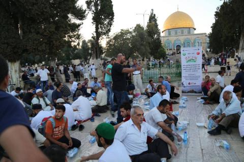 ضيوف الأقصى يفطرون في آخر أيام رمضان على مائدة الرباط