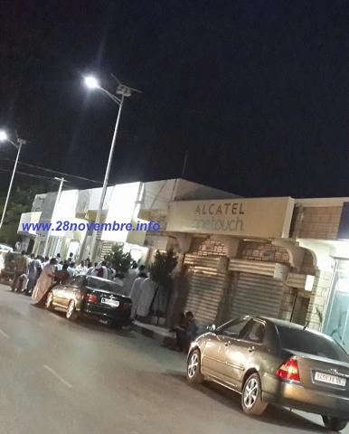 طوابير امام إحدى المحلات الخاصة ببيع جهاز مستكشف الذهب
