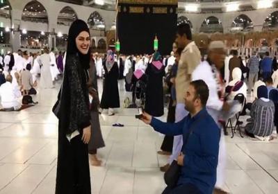 بالصور.. أغرب طرق طلب الزواج.. آخرها أمام الكعبة