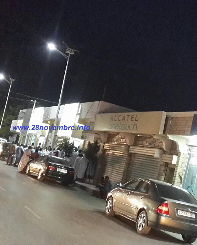 طوابير امام إحدى المحلات الخاصة ببيع جهاز مستكشف الذهب