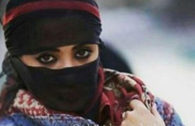 يمنية تنذر نصف مجوهراتها لأول جندي تلتقيه في شوارع صنعاء