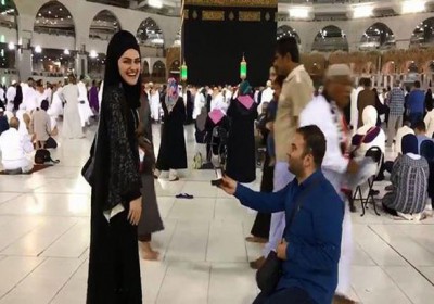 بالصور.. أغرب طرق طلب الزواج.. آخرها أمام الكعبة